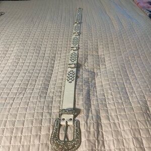 White rhinestone and metal country western belt. Size M.